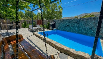 Dinadav Rest House