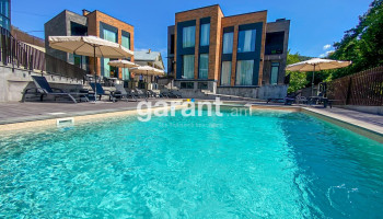 Aurora Luxe – Pool & Garden